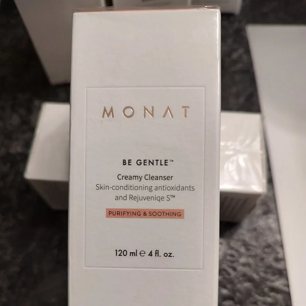 Monat Facial Cleanser - Picture 4 of 9